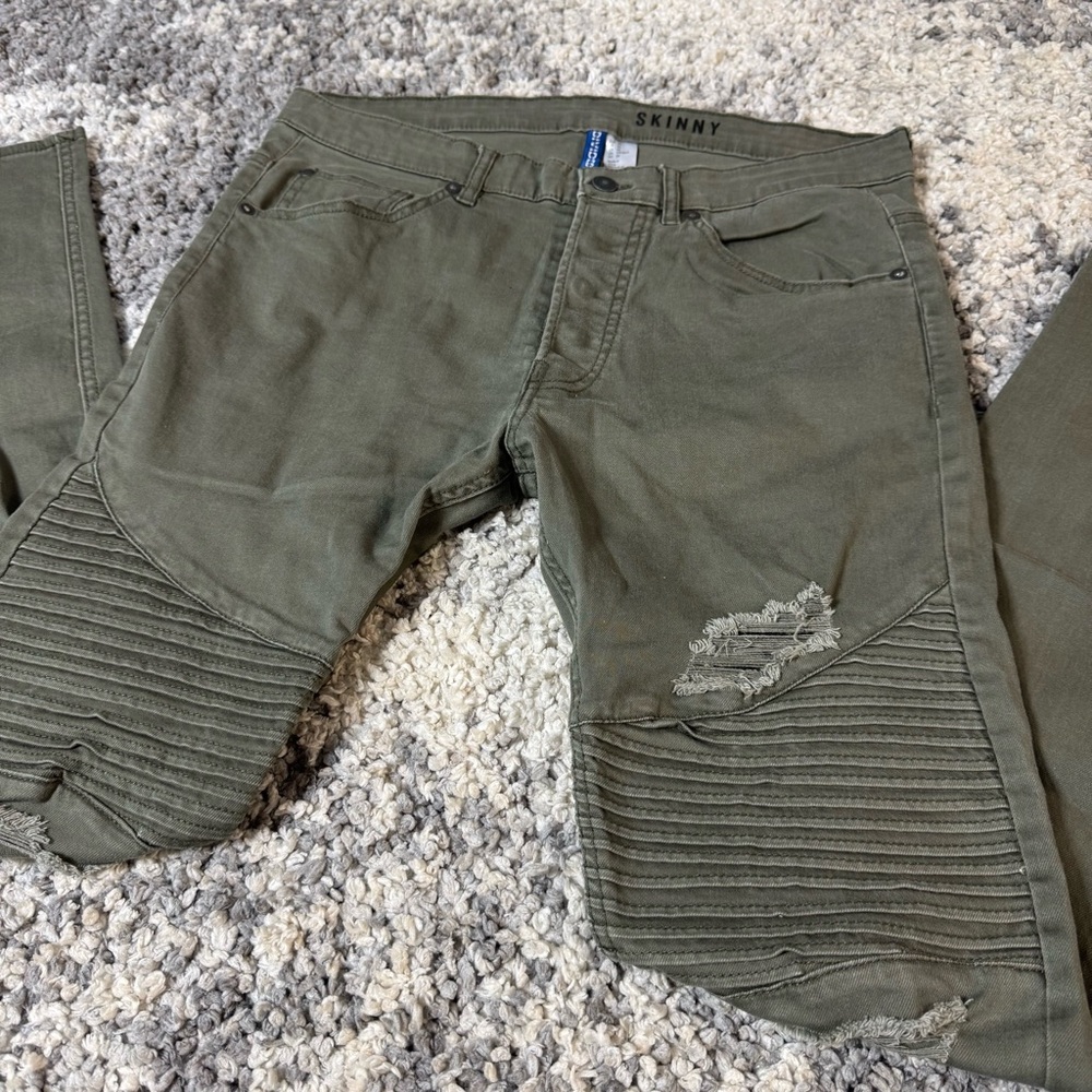 Divided by H&M, Men’s Skinny Fit Distressed Denim Jean Pants in Olive Green - Picture 4 of 9
